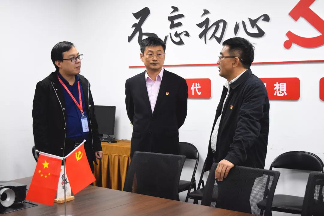 中共安陽市委網(wǎng)信辦主任路玉軍、副主任王曉萌等一行人蒞臨安陽青峰網(wǎng)絡(luò)指導(dǎo)工作